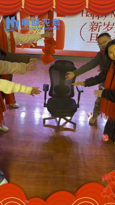 🎇 元旦快乐，温暖相伴 🎇时光匆匆，感恩 2025 年每一份支持与陪伴！从猪场到工厂，南商农科的成长，离不开每一位合作伙伴与家人的信赖！2026 年，我们将继续以贴心服务和硬核设备，陪您一路前行，养殖